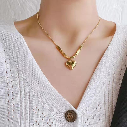 Collar minimalista con colgante de corazón de acero de titanio para mujer con acabado chapado, diseño de cadena de clavícula