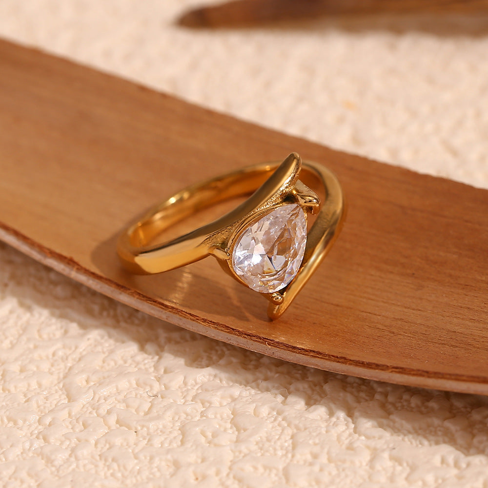 Anillo de gota de circón blanco con forma de ala geométrica creativa para mujer en acero inoxidable con chapado en oro de 18 quilates