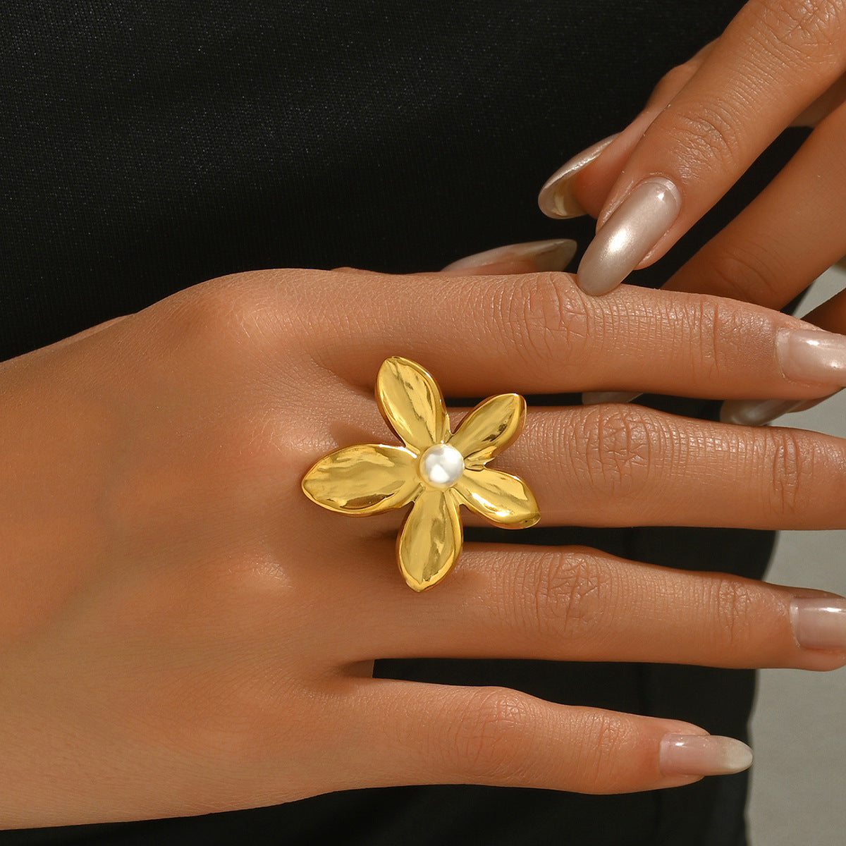 Anillo Floral Calado de Cobre para Mujer con Incrustaciones de Perlas para Dedo Índice, Moderno y Versátil