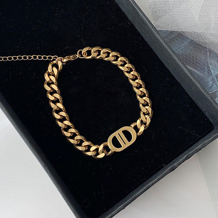 Collar Punk de Acero de Titanio con Baño de Oro de 18K con Cadena Cubana y Doble Letra D para Mujer