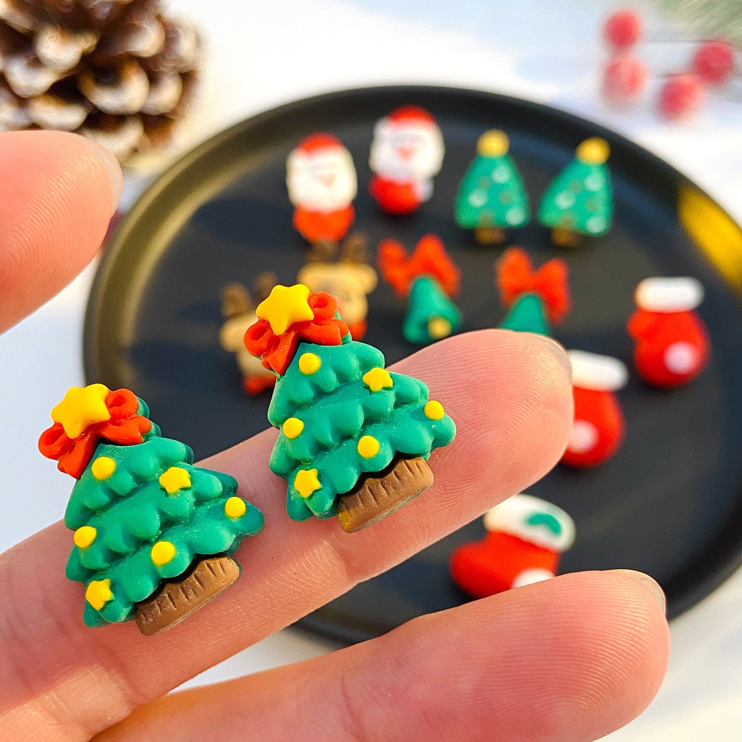 Aretes de resina con diseño de Árbol de Navidad, Papá Noel, Campana, Guantes, Botas y Reno con acabado chapado, para mujer