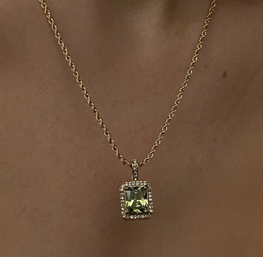 Collar con colgante cuadrado geométrico minimalista de acero de titanio con pavé de diamantes de imitación y acabado chapado para mujer