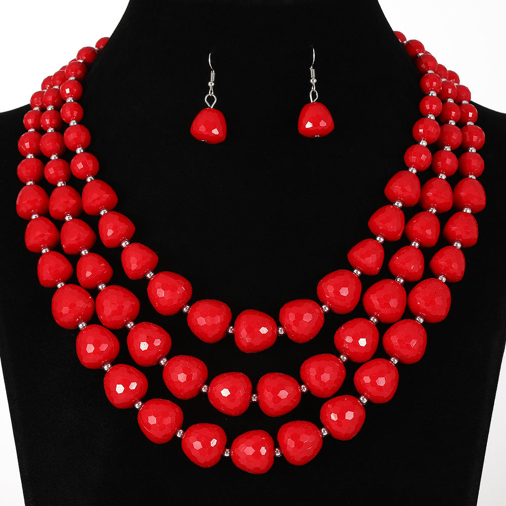 Conjunto étnico vintage de collar y pendientes de varias capas con cuentas y dijes de corazón en forma de campana con detalles de burbujas en resina plástica