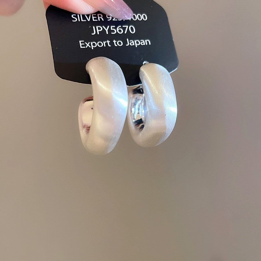 Pendientes de metal geométricos minimalistas con incrustaciones de diamantes de imitación y acabado cepillado para mujer