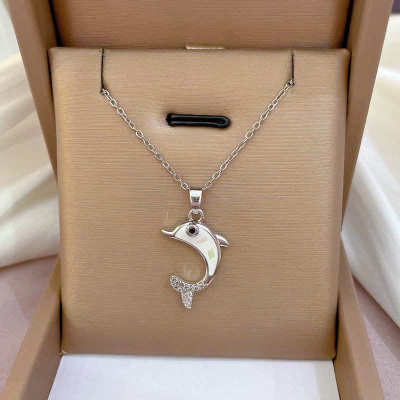 Collar con colgante de delfín de dibujos animados en acero titanio con acabado esmaltado y detalles de diamantes de imitación microincrustados para mujeres y hombres