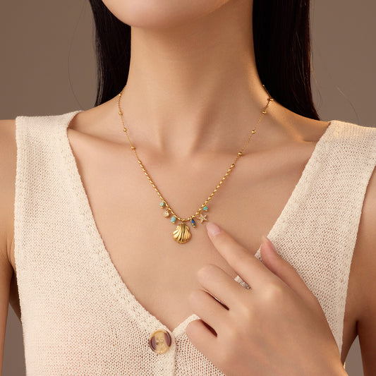 Fashionable Ocean-Inspired Starfish and Seashell Pendant Necklace in Stainless Steel with 18K Gold Plating and Rhinestone Inlay for Women