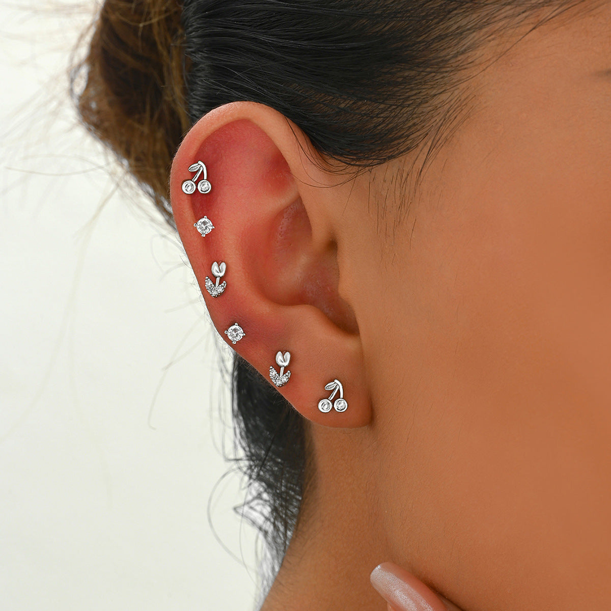 Orecchini a perno da donna a forma di ciliegio in fiore, con intarsio in zircone su base in rame e perni in acciaio inossidabile