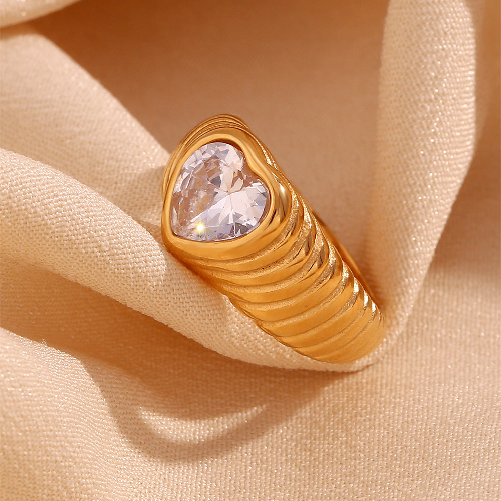 Anello Minimalista a Cuore da Donna in Acciaio Inossidabile con Placcatura in Oro 18K e Accenti di Zirconi Cubici
