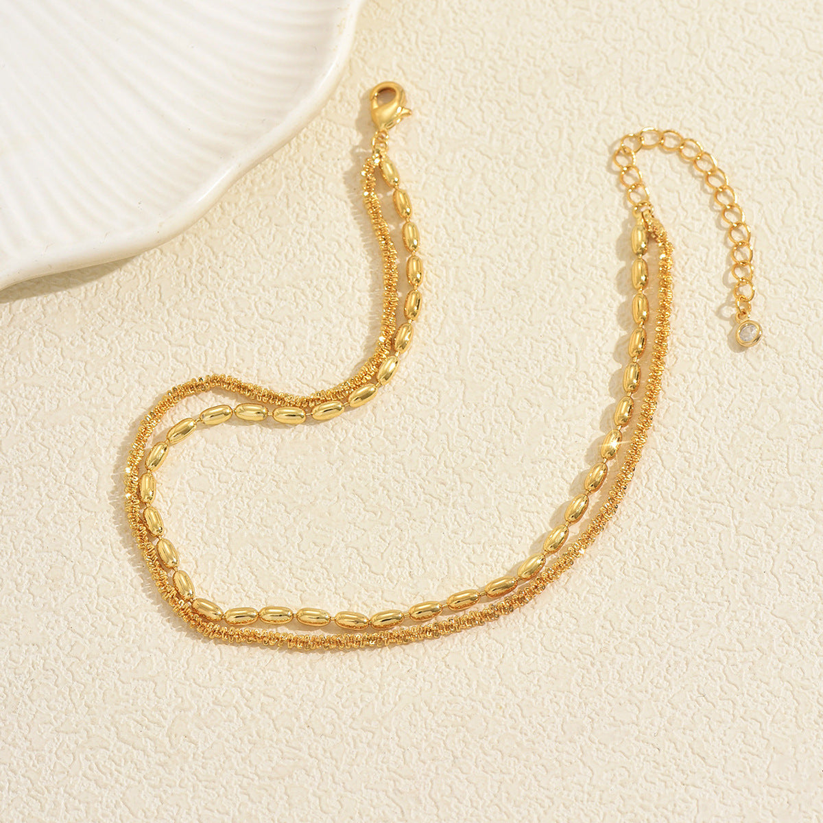Tobillera geométrica multicapa para mujer hecha de cobre con diseño minimalista moderno y estilo elegante y versátil