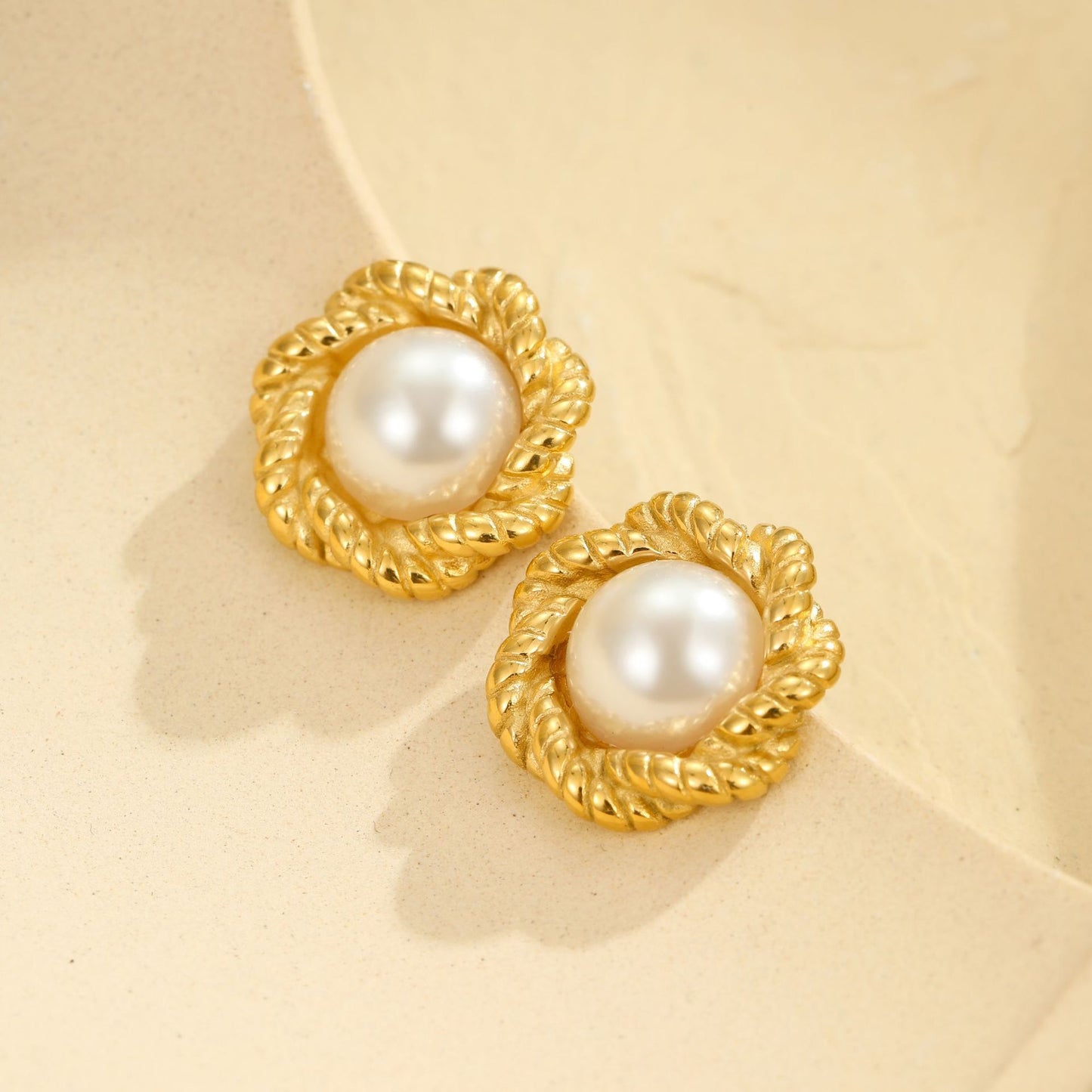 Elegantes pendientes de perlas con diseño floral trenzado de acero inoxidable chapado en oro para mujer con diseño geométrico y acabado de lujo