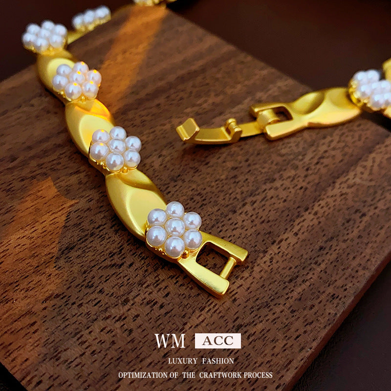 Conjunto de pendientes, collar y pulsera de aleación floral vintage, set de joyería minimalista chapado en oro para mujer
