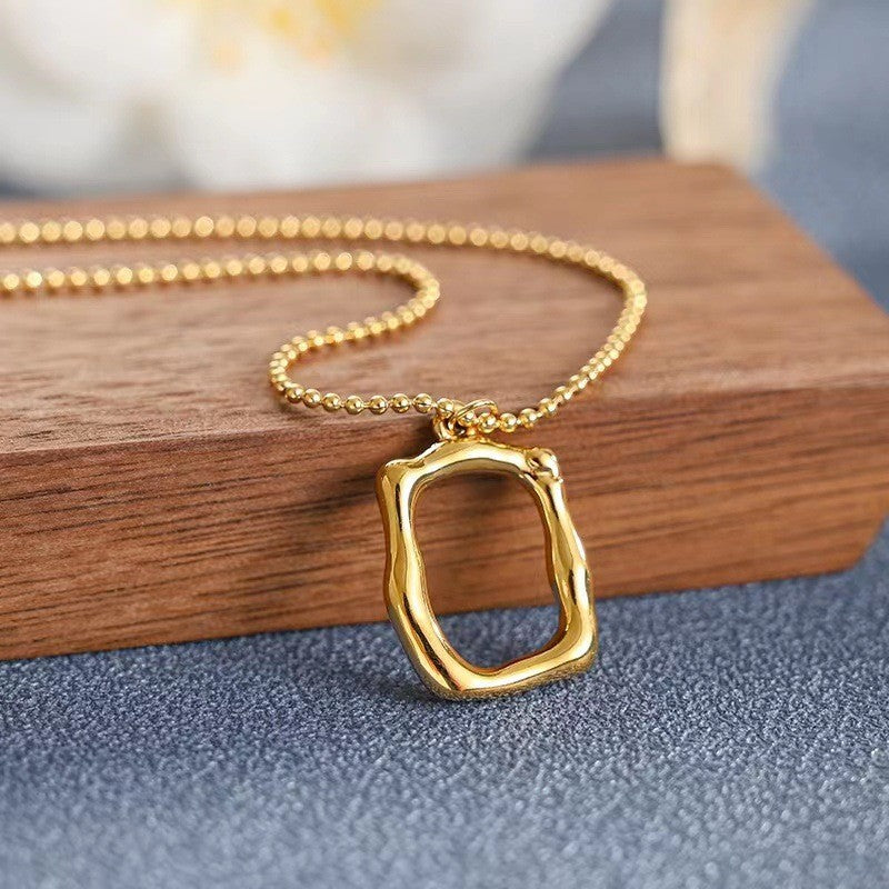Collana con ciondolo quadrato irregolare minimalista da donna in acciaio al titanio placcato, delicata catenina per maglione con design a lettera o numero