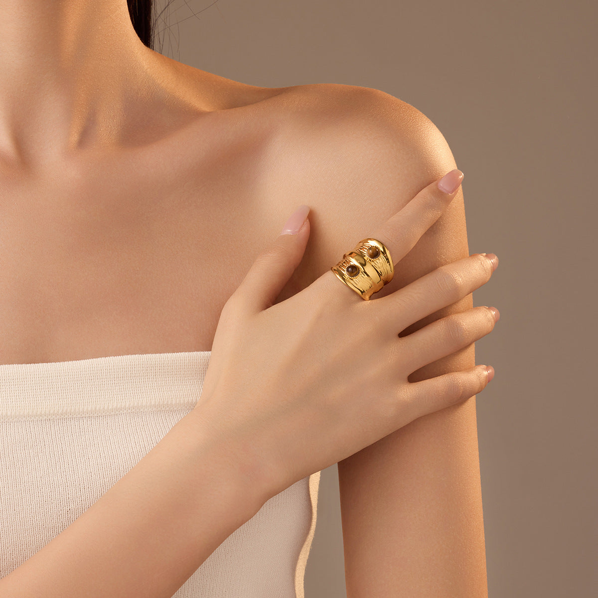 Anillo minimalista ajustable de banda ancha de acero inoxidable texturizado con dos piedras de ojo de tigre