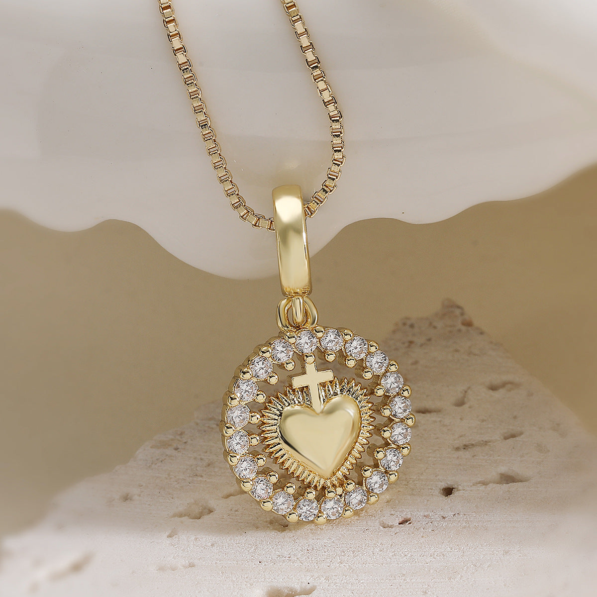 Minimalist Luxury Gold Plated Brass Heart Cubic Zirconia Pendant Necklace for Women