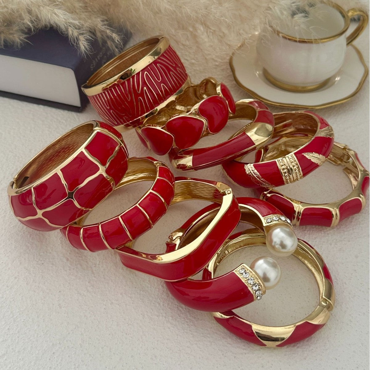 Bracciale in lega geometrico con smalto rosso lussuoso ed elegante