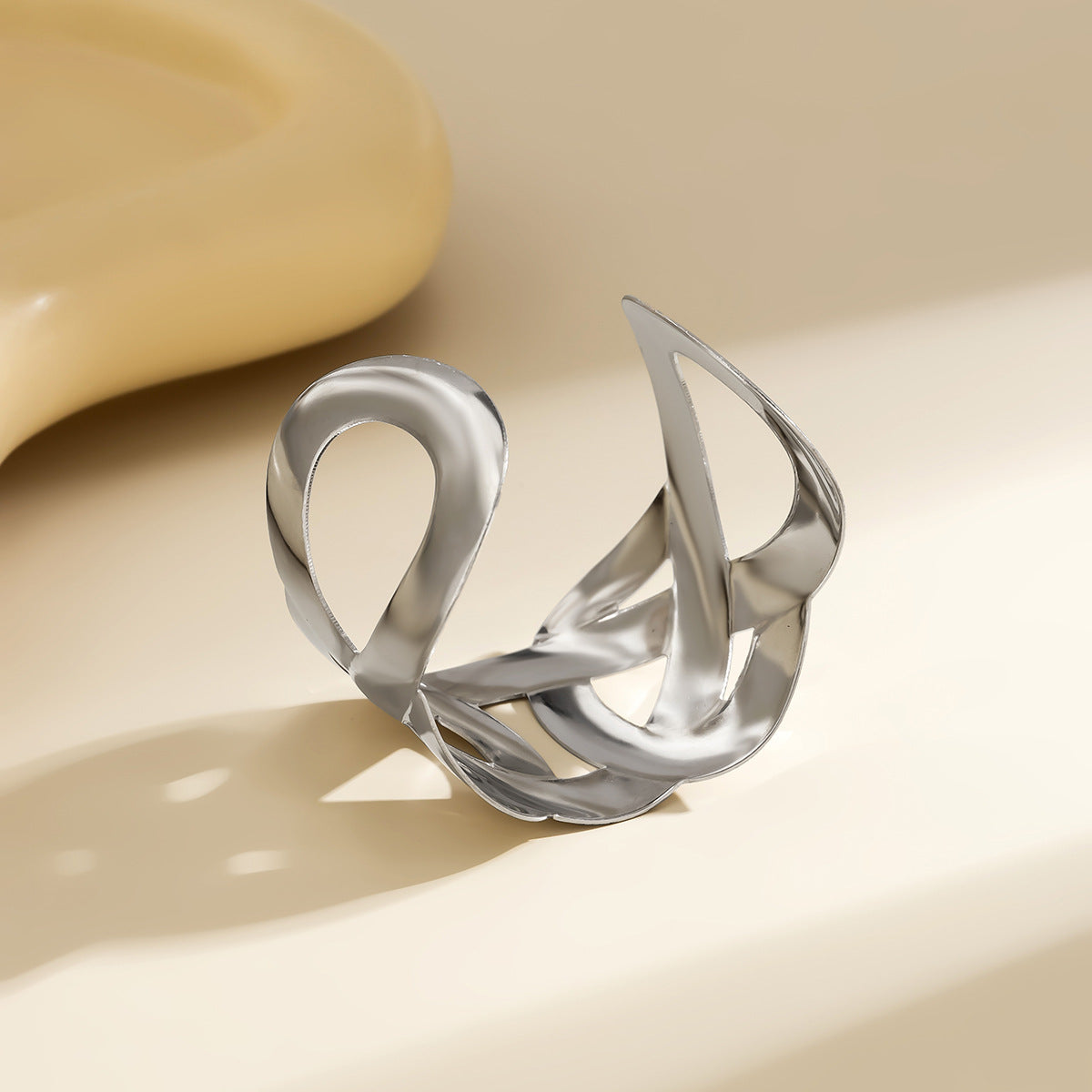 Bracciale a fascia aperta asimmetrico minimalista con design geometrico intagliato in metallo placcato