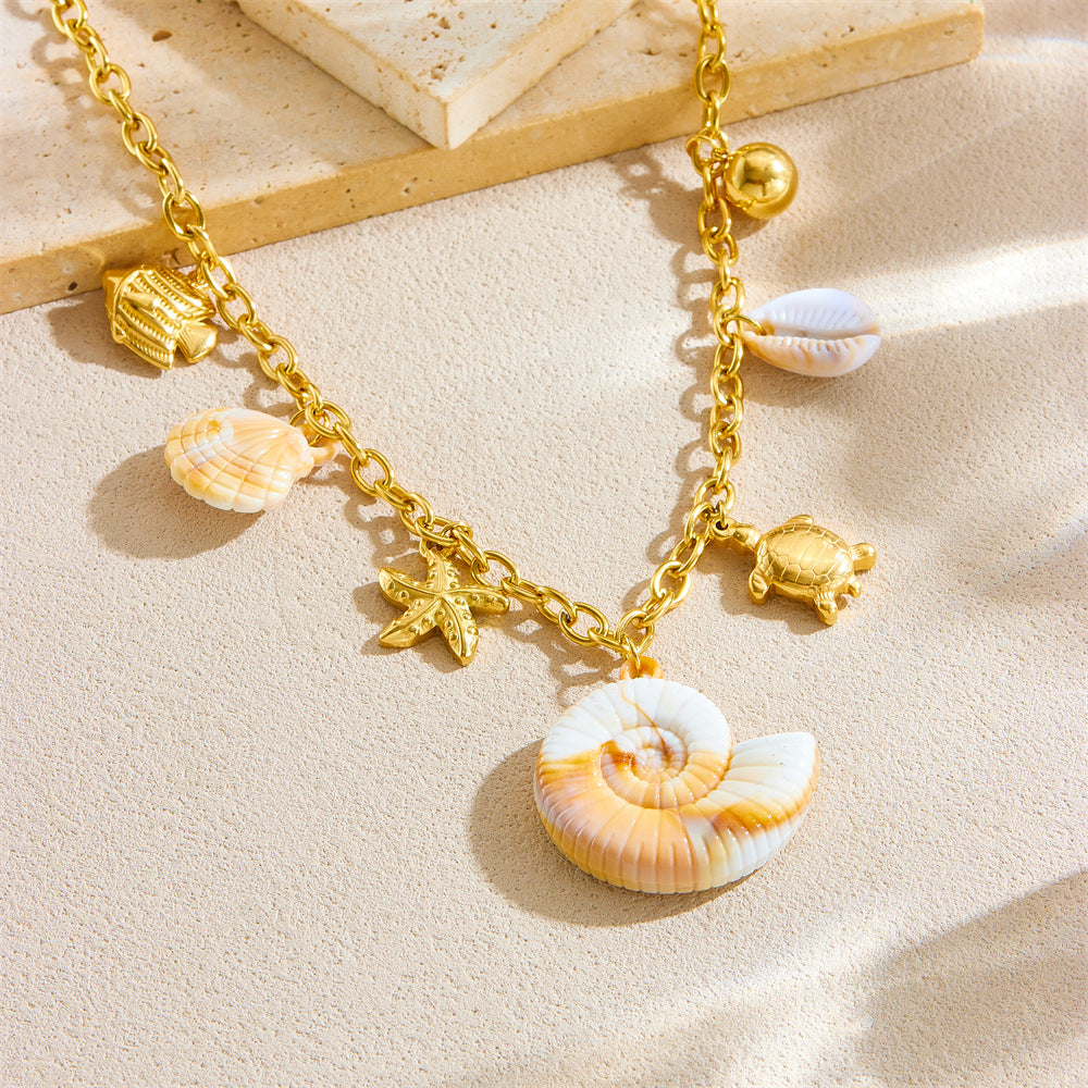 Collana con ciondolo a forma di conchiglia, stella marina e tartaruga a tema oceano audace per donna in acciaio inossidabile con finitura placcata