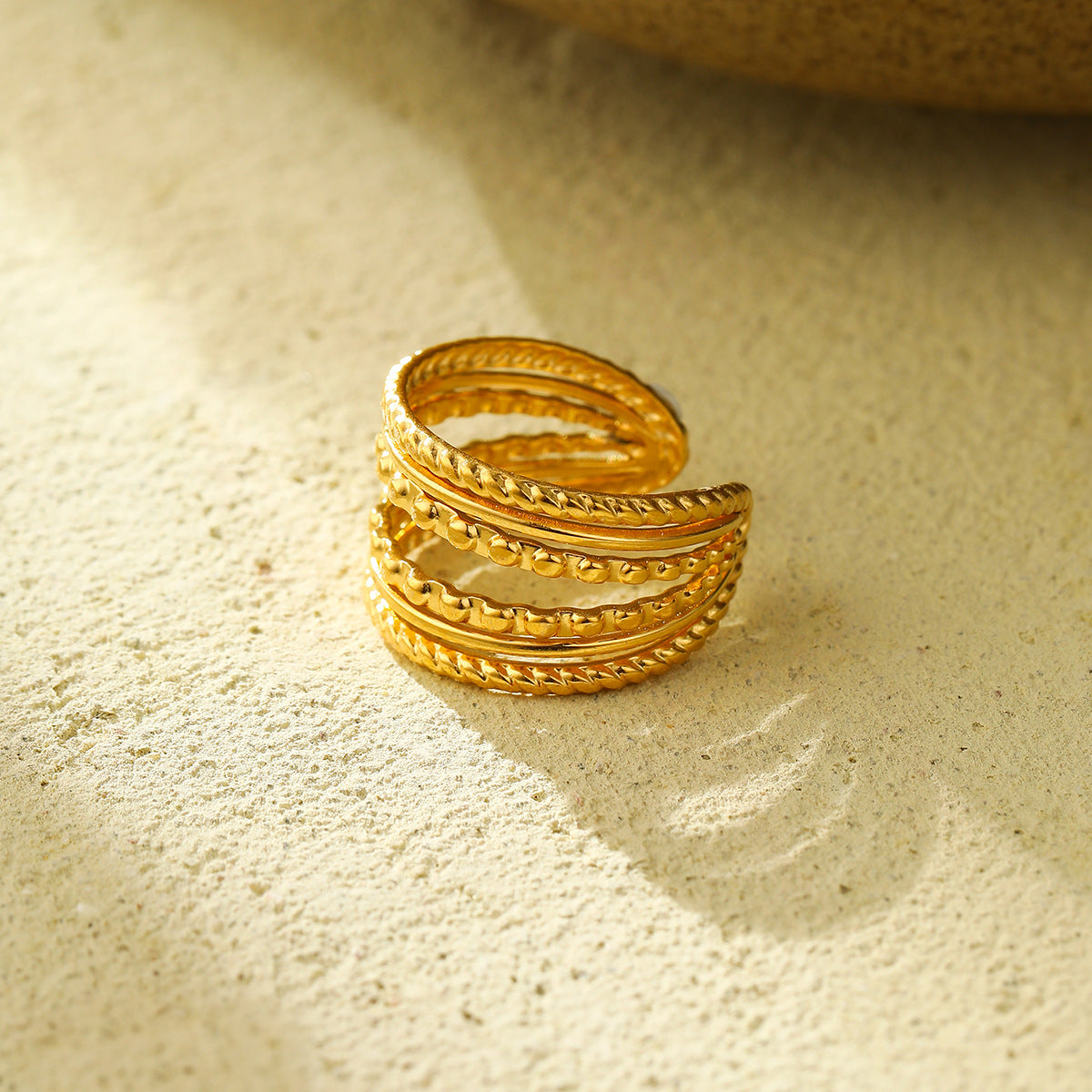 Anillo de mujer de titanio y acero con diseño geométrico minimalista, chapado en oro de 18 quilates y banda abierta de doble textura