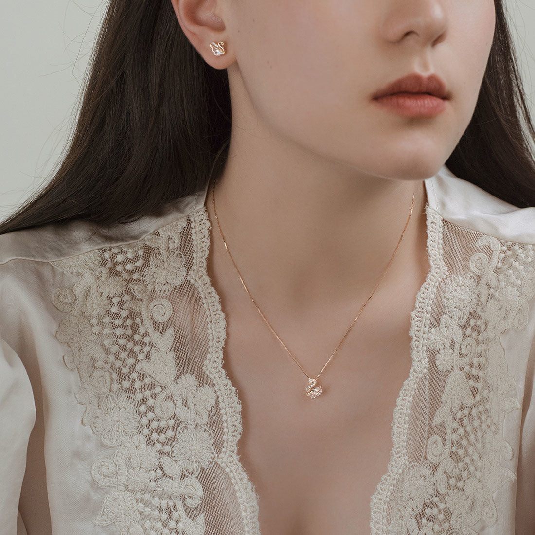 Elegante Collana Ciondolo Cigno da Donna in Acciaio al Titanio con Placcatura in Oro 18K e Intarsio di Strass, Collana a Catena con Medaglione dal Design Animale Minimalista