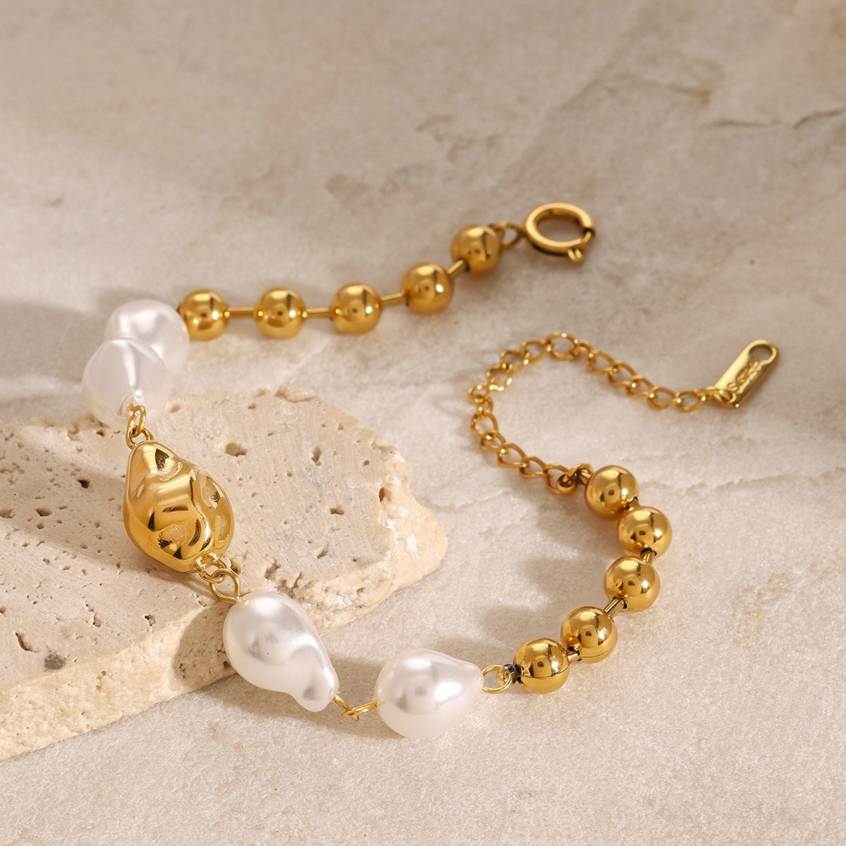 Bracciale geometrico placcato in acciaio inossidabile da donna con dettagli in perle barocche, design minimalista e alla moda