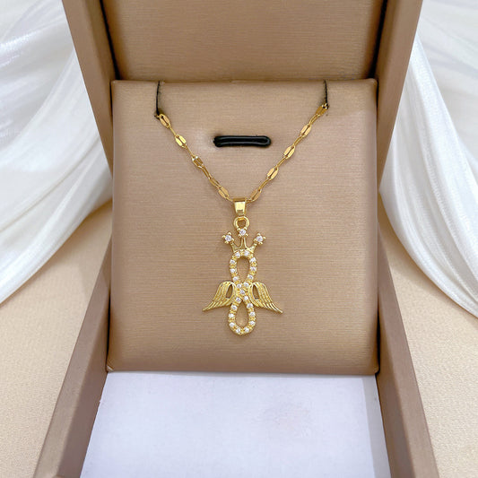 Elegante collar con colgante geométrico en forma de ángel para mujeres y hombres con incrustaciones completas de diamantes de imitación en cadena de acero de titanio