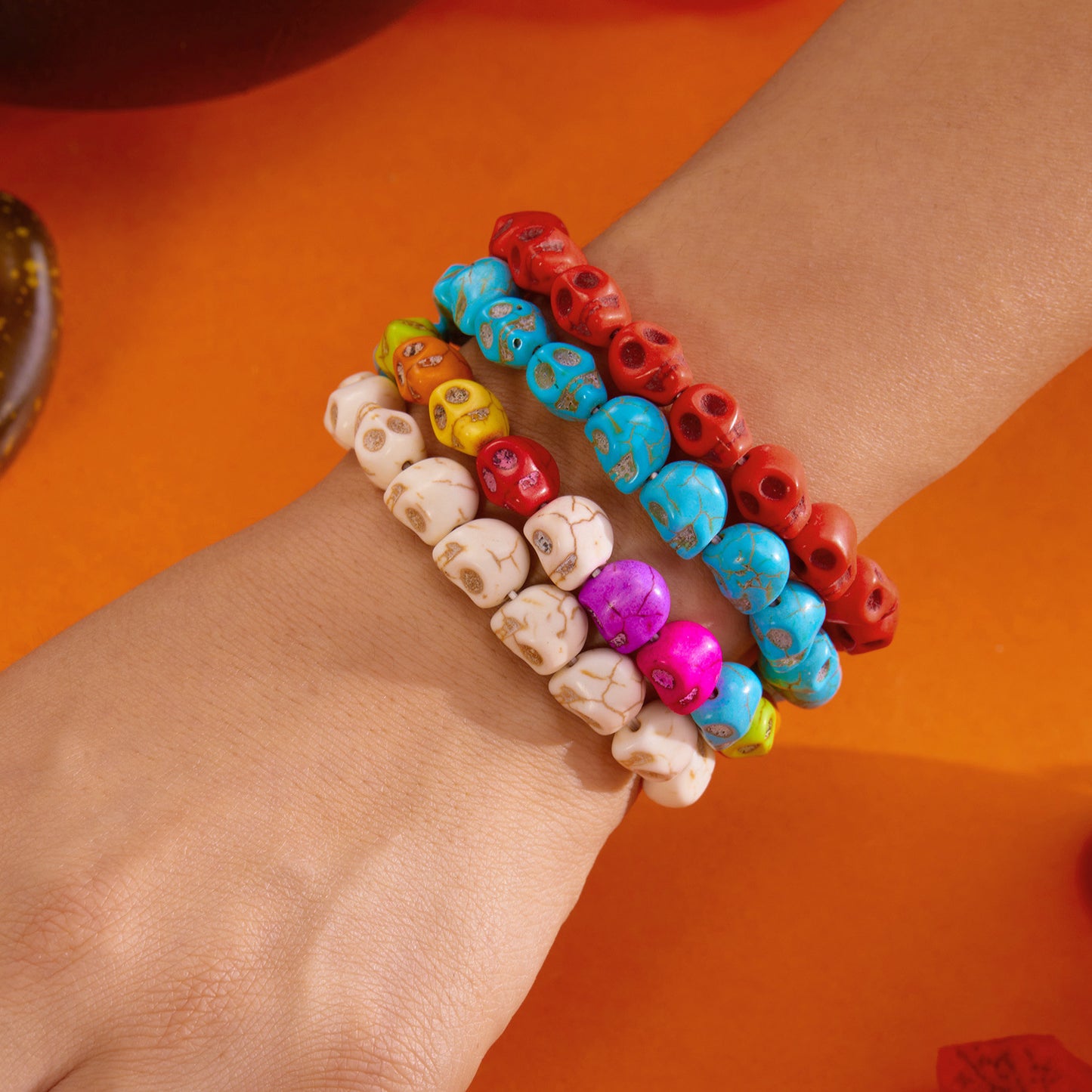 Set di braccialetti elastici da donna con perline geometriche in resina e ciondoli a forma di teschio, stile casual