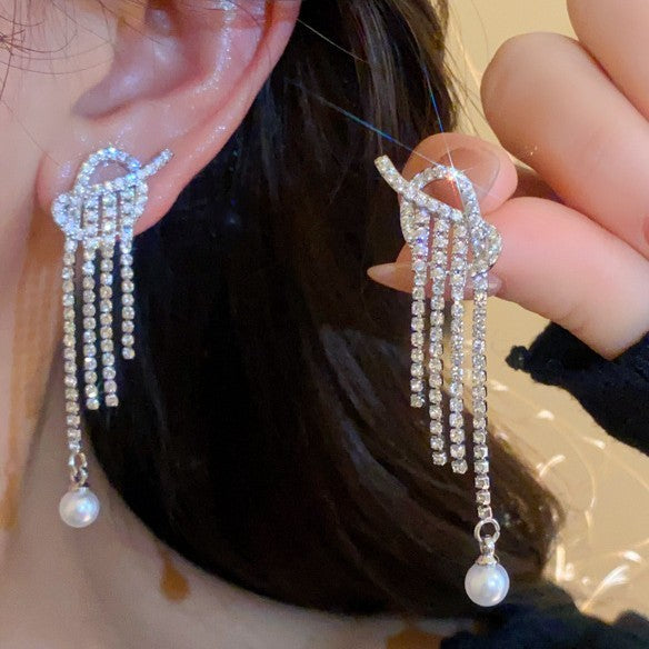Orecchini a perno minimalisti a stella con perle e accenti di zirconi, su perni in acciaio ipoallergenico