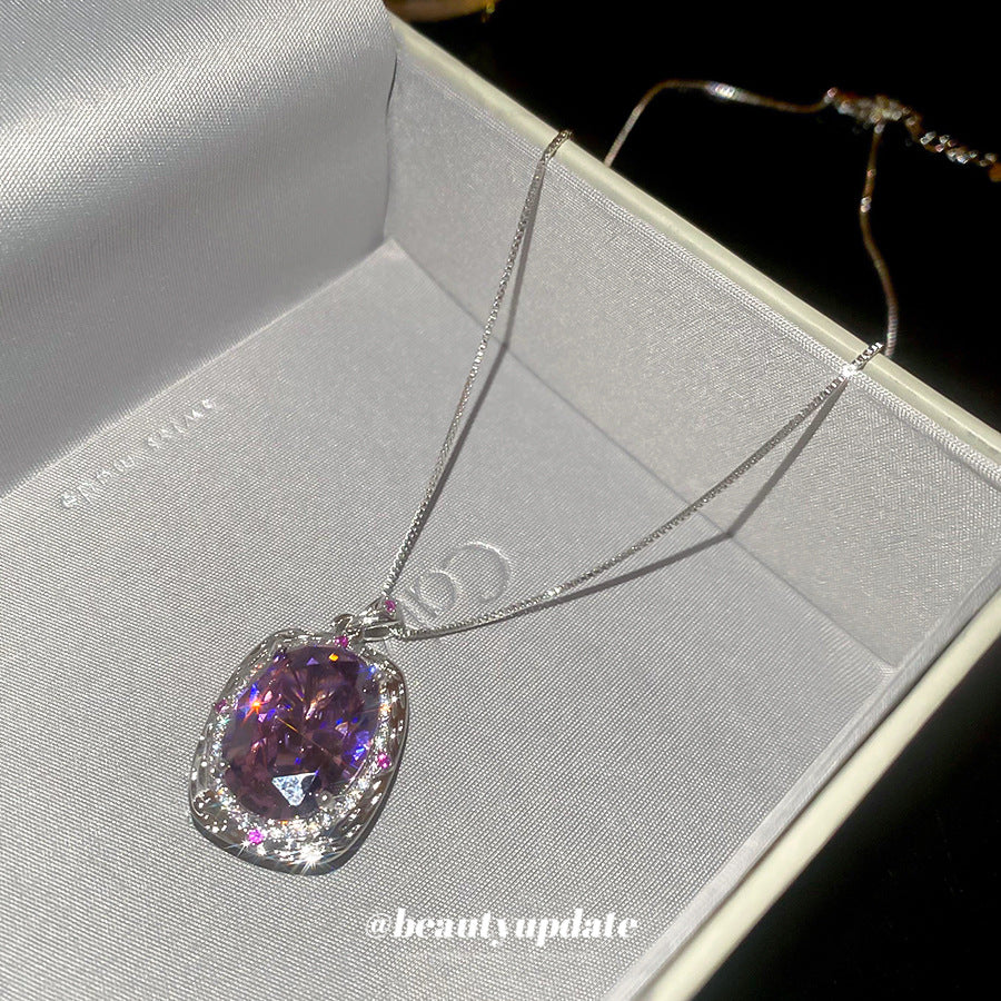 Elegante collana con pendente quadrato in stile corte per donna in rame con intarsio in zirconi cubici, catena clavicola delicata