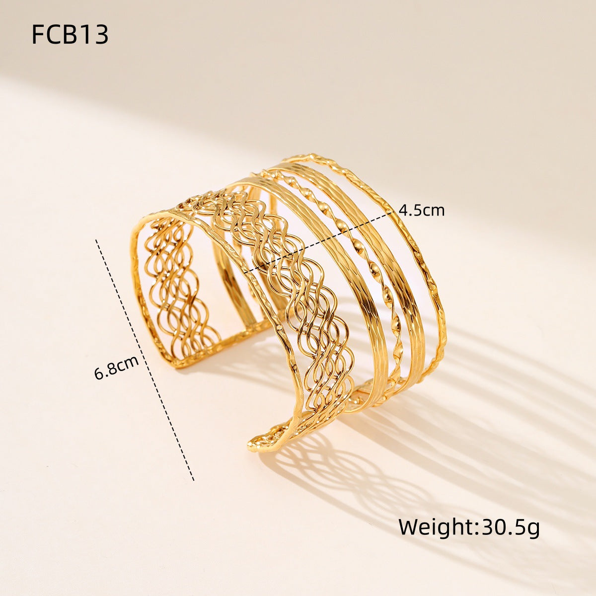 Bracciale Geometrico Intagliato in Acciaio al Titanio con Finitura Placcata, Gioiello di Moda Minimalista