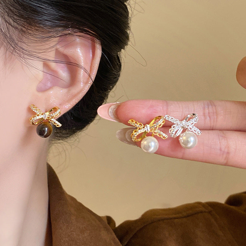 Eleganti Orecchini con Fiocco in Stile Vintage, Perla Sintetica e Intarsi in Zirconi su Perni in Acciaio Inossidabile
