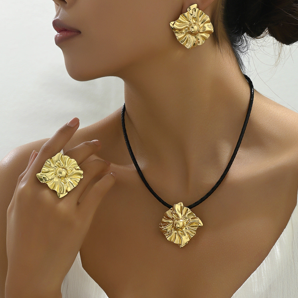 Conjunto de joyas de aleación chapadas en oro de 18 quilates de lujo ligero con elementos de triángulo y anillo para mujer