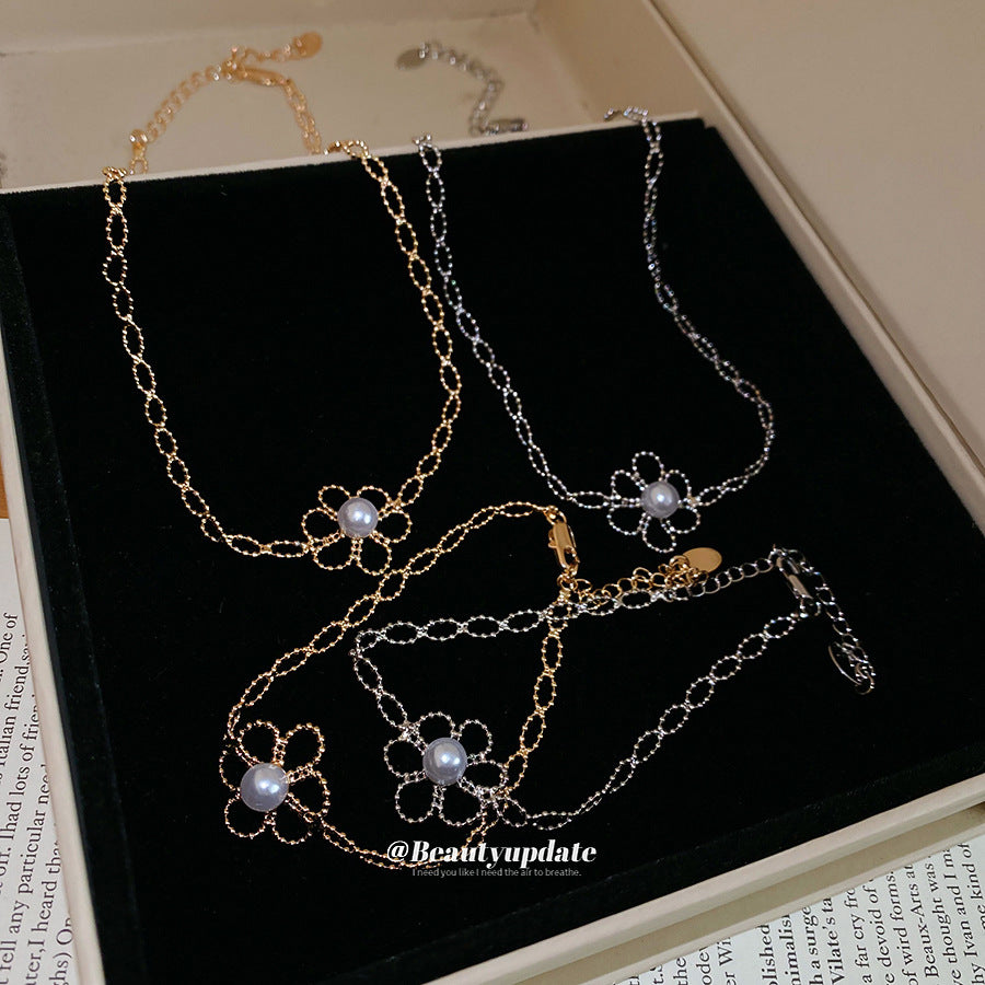 Set di collana e bracciale da donna con perle floreali a traforo minimaliste, pendente in lega e finitura placcata