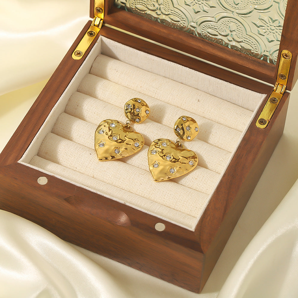 Orecchini vintage a cuore in acciaio al titanio con intarsio di strass e placcatura in oro 18 carati da donna