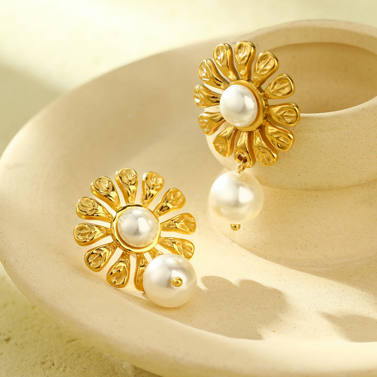 Pendientes de Acero Inoxidable con Flores y Perlas de Lujo Ligero para Mujer con Acabado Chapado, Joyas Cotidianas Modernas y Versátiles