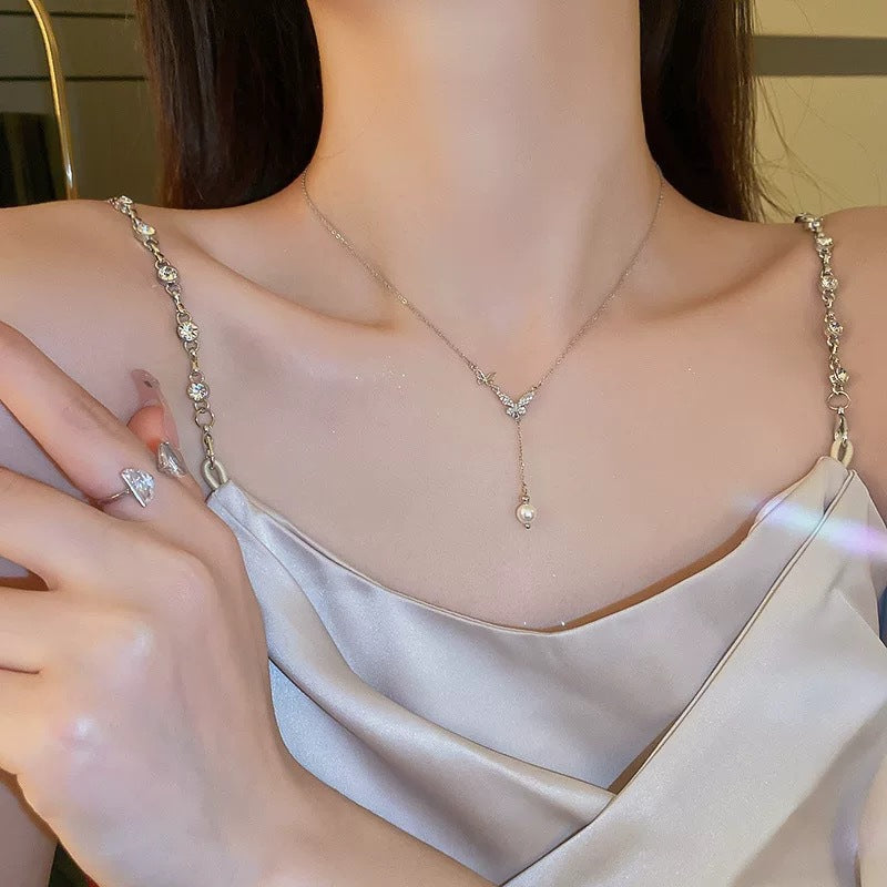 Elegant Floral Abalone-Inspired Pendant Necklace for Women in Alloy with Plated Finish, Delicate Clavicle Chain for Everyday Wear