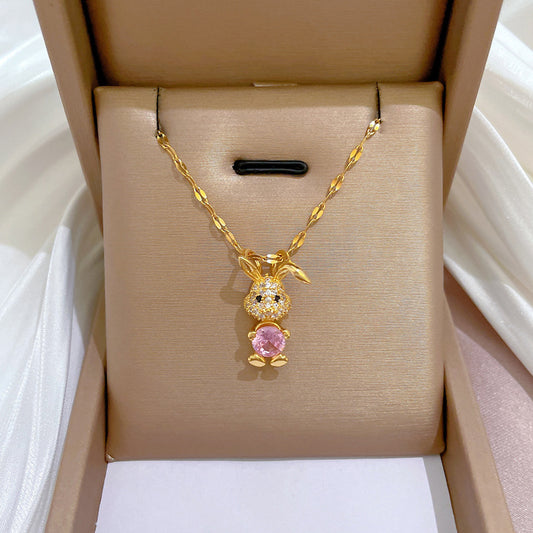 Collar de cadena con colgante de conejo de lujo en acero de titanio con incrustaciones de circonita cúbica y baño de oro