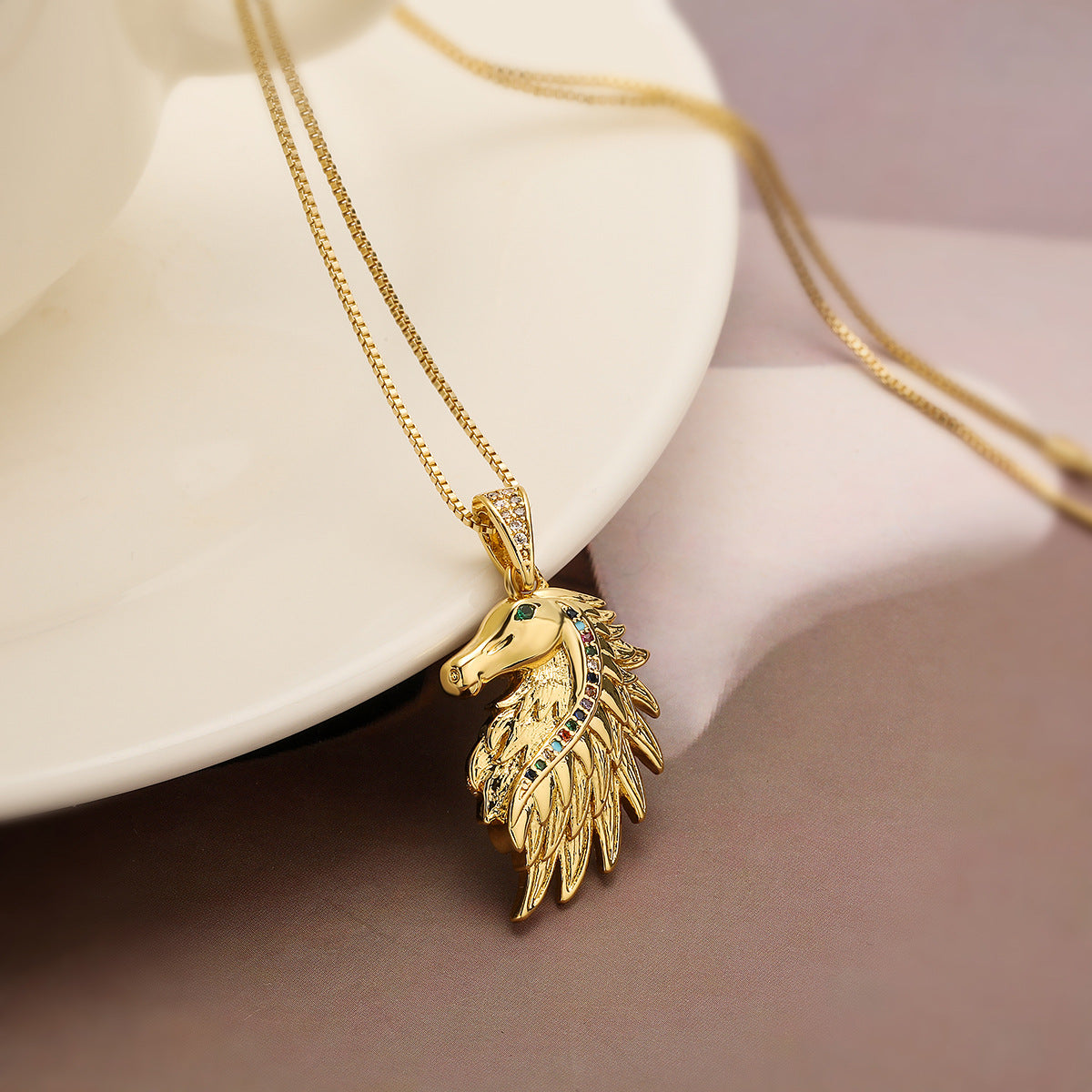 Collana con Pendente a Cavallo Geometrico Minimalista da Donna in Rame Placcato Oro con Intarsio di Zirconi