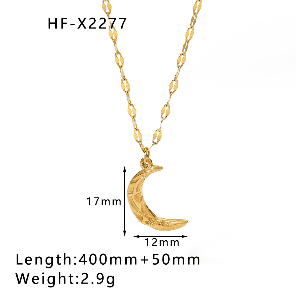 Collana con ciondolo a luna geometrica da donna con catena in acciaio inossidabile e ciondolo in acciaio al titanio, placcata sotto vuoto in oro 18 carati, con texture ondulata e piegata ispirata alla lava