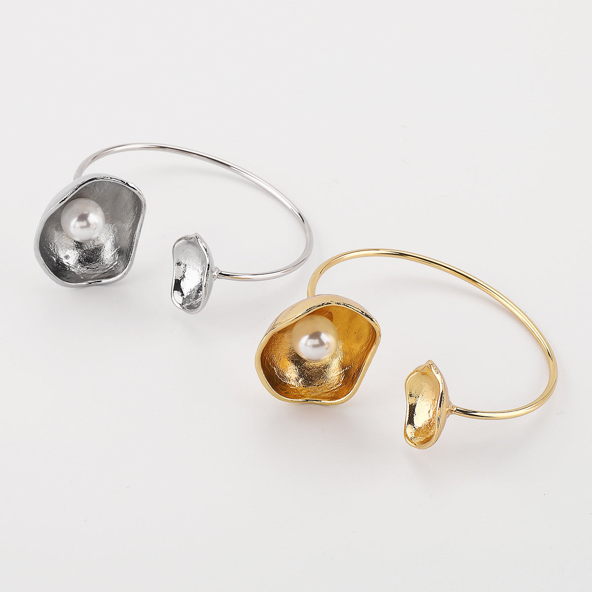 Brazalete abierto de aleación con forma de cuenco de flor de trompeta irregular, electrochapado, con perla