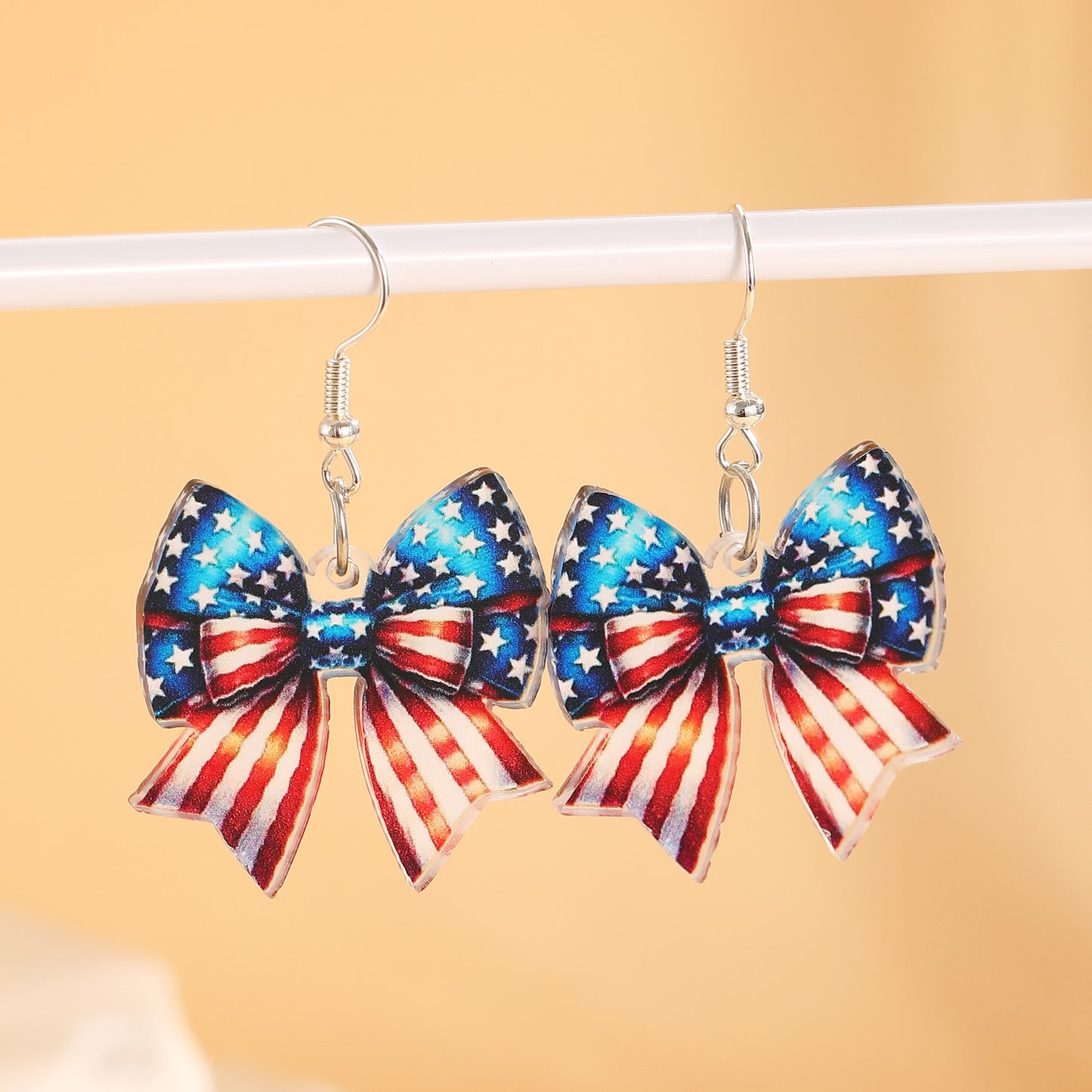 Orecchini da donna in acrilico con fiocco a bandiera americana patriottica