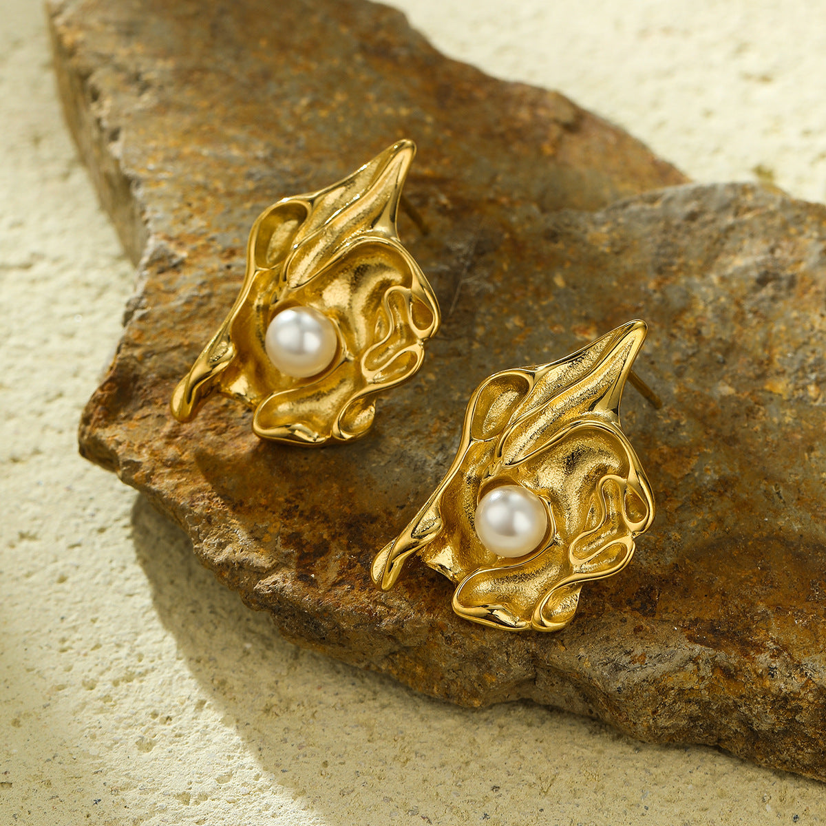 Orecchini da donna minimalisti geometrici a fiore in acciaio inossidabile con dettagli in perle e placcatura oro