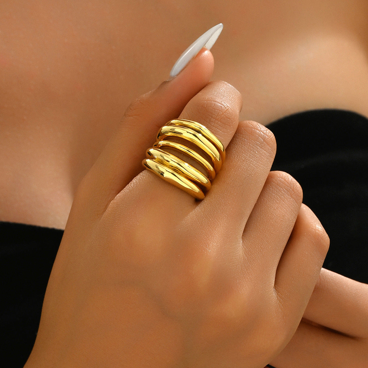 Anillo minimalista de cobre geométrico para mujer con acabado chapado y diseño de banda irregular multicapa