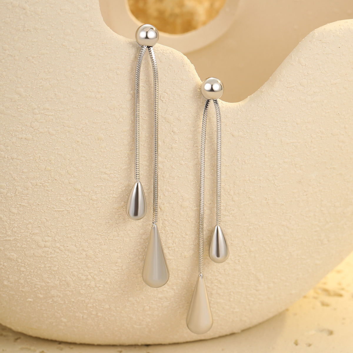 Pendientes Minimalistas Retro de Acero Inoxidable con Forma de Gota para Mujer con Acabado Chapado