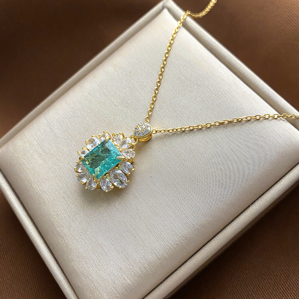 Collana con Ciondolo Floreale Minimalista per Donne e Uomini in Acciaio al Titanio con Catena a Serpente, Finitura Galvanizzata e Design Irregolare