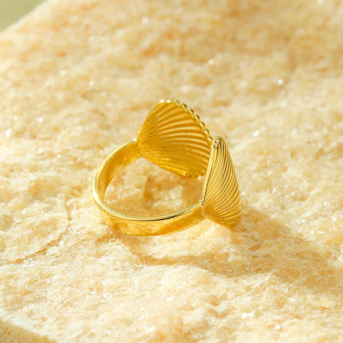Anillo de mujer de acero inoxidable chapado en oro de 18 quilates con forma de concha de estilo natural y estética de vacaciones en el océano