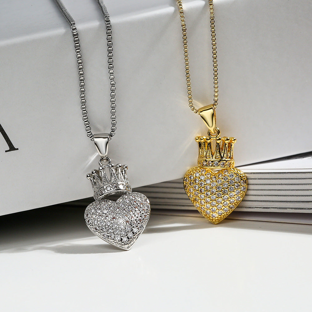 Collana con pendente a corona in zircone placcato oro a forma di cuore minimalista da donna con base in rame e design delicato sulla clavicola