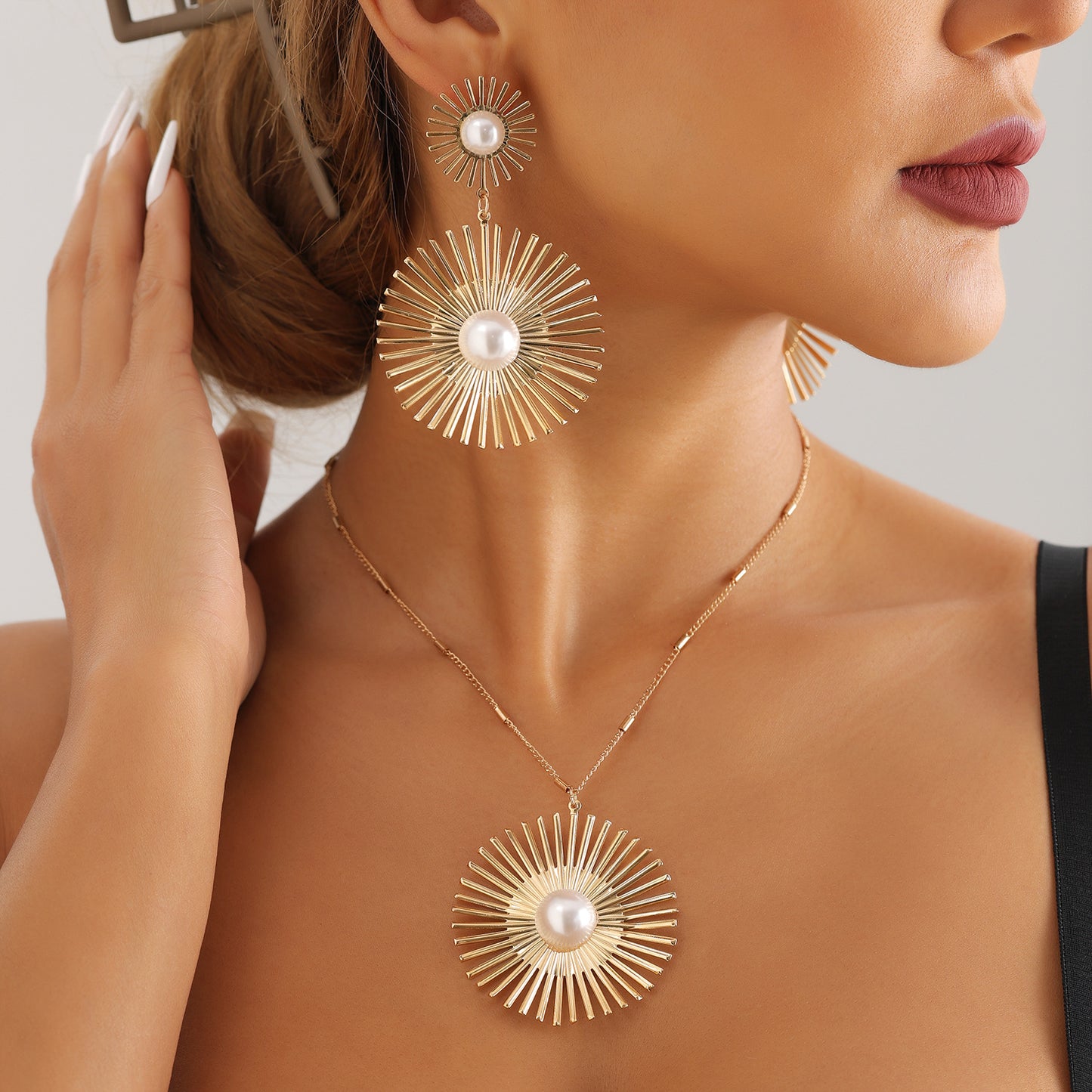 Collar con colgante floral geométrico de moda para mujer, hecho de aleación con cadena tipo relicario con acabado galvanizado