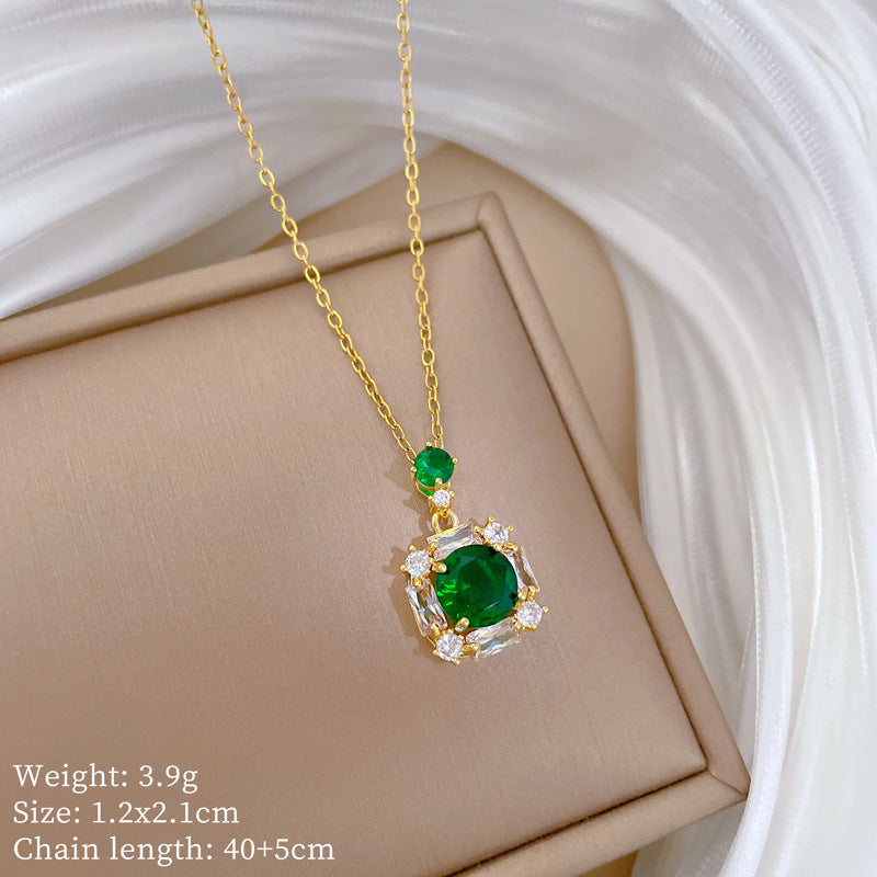 Collar con colgante de gema cuadrada verde estilo dibujos animados para mujer, cadena delicada de acero inoxidable para clavícula con detalles completos de diamantes de imitación