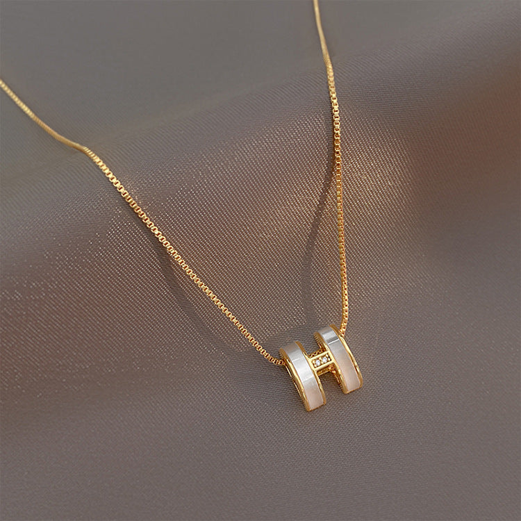 Collana pendente con iniziale H minimalista da donna in acciaio al titanio con intarsio di strass su catena a maglia.
