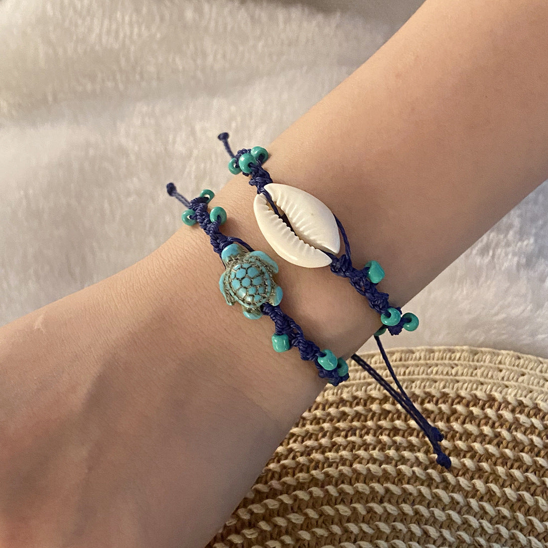 Bracciale da donna con conchiglia di tartaruga dal design originale, texture intrecciata di perline e accenti di conchiglie naturali